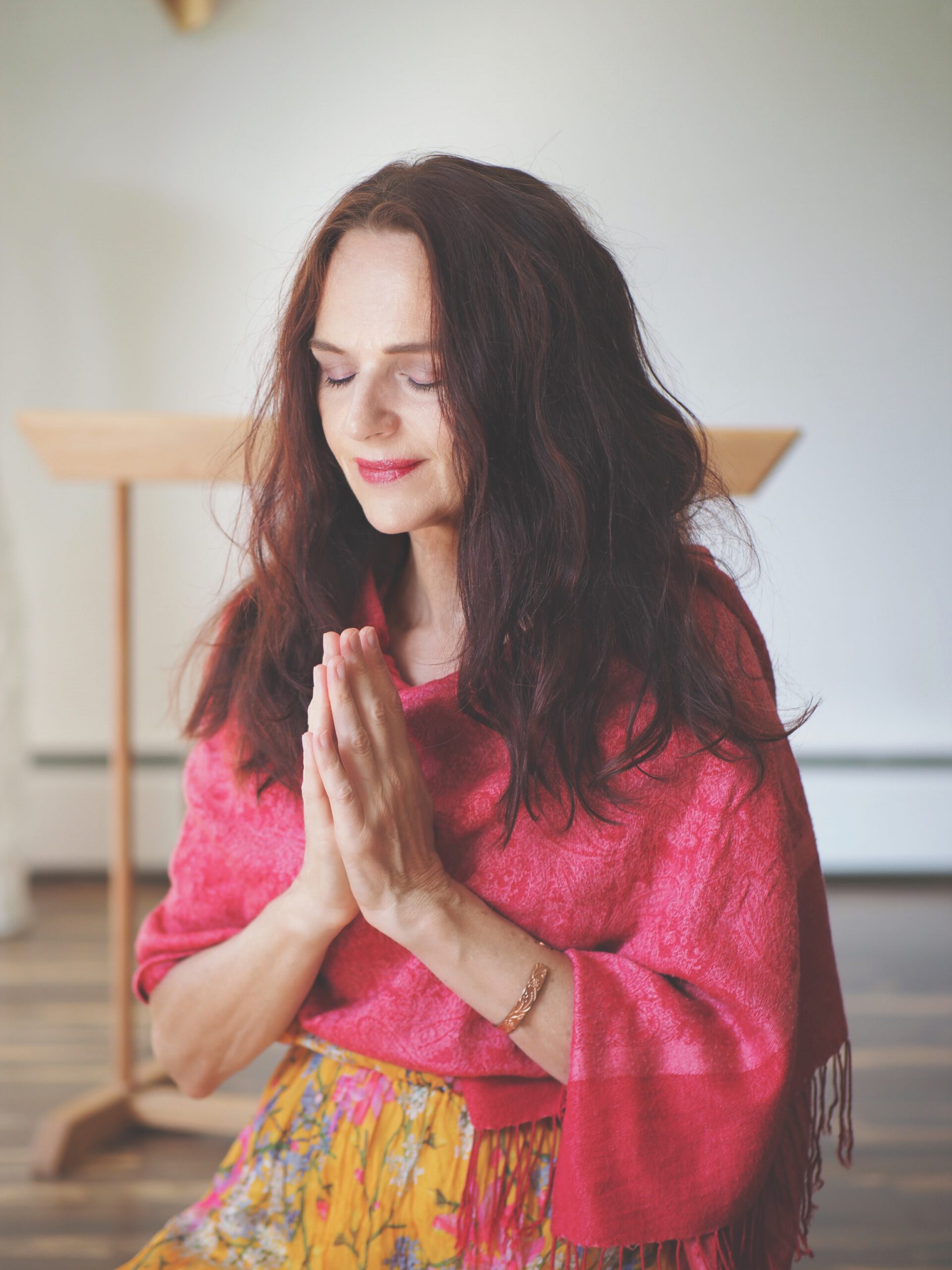 Das Bild zeigt Heike Düppe in einer Yoga-Gebetshaltung